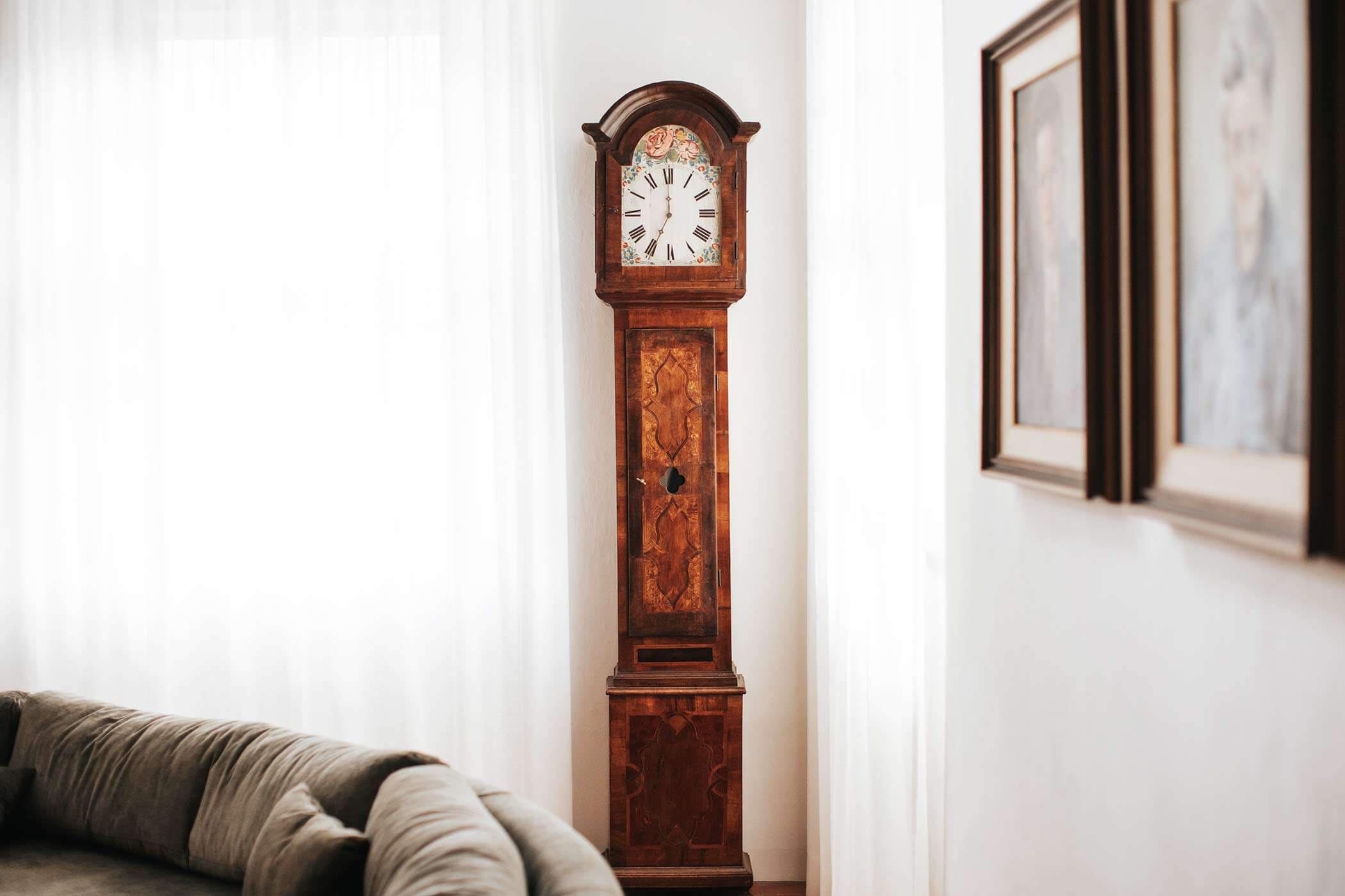 Ansitz Layshof Header - Uhr